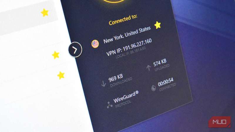 اتصال وی‌پی‌ان به سرور آمریکا نمای نزدیک بر صفحه‌نمایش کامپیوتر