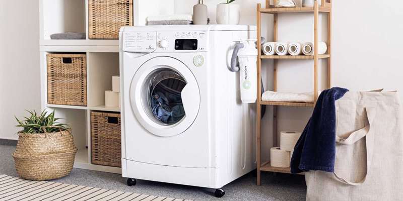 ماشین لباسشویی کنار قفسه‌ها و لباسشویی