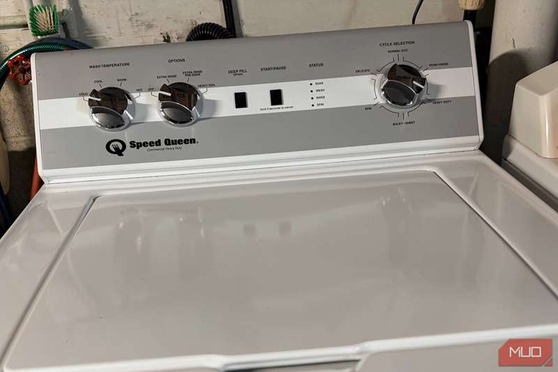 بالای یک ماشین لباسشویی در منزل