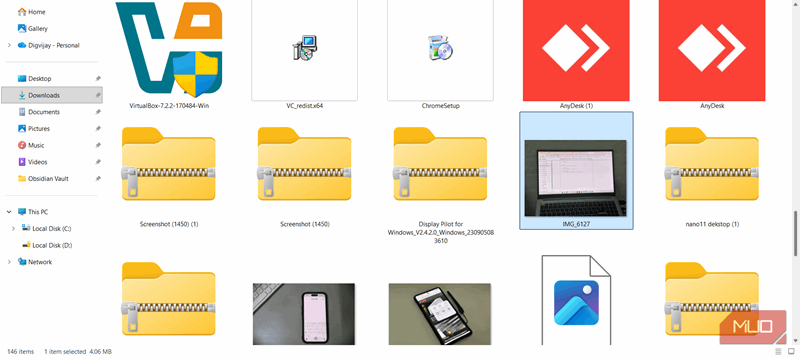 پوشهٔ Downloads ویندوز که نصب‌کننده‌های قدیمی و فایل‌های ZIP را نشان می‌دهد