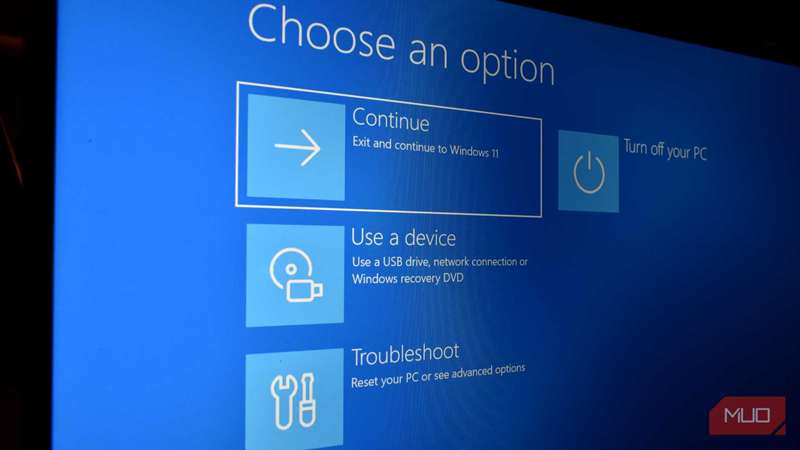 محیط بازیابی ویندوز روی صفحه‌نمایش لپ‌تاپ.