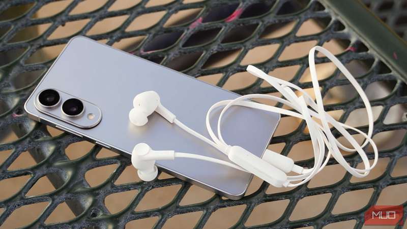 هدفون‌های ANC سیمی متصل به Galaxy S25 Edge