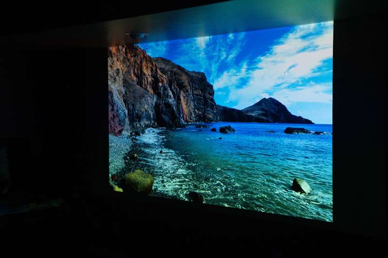 XGIMI Horizon Ultra - نمای زاویه‌دار