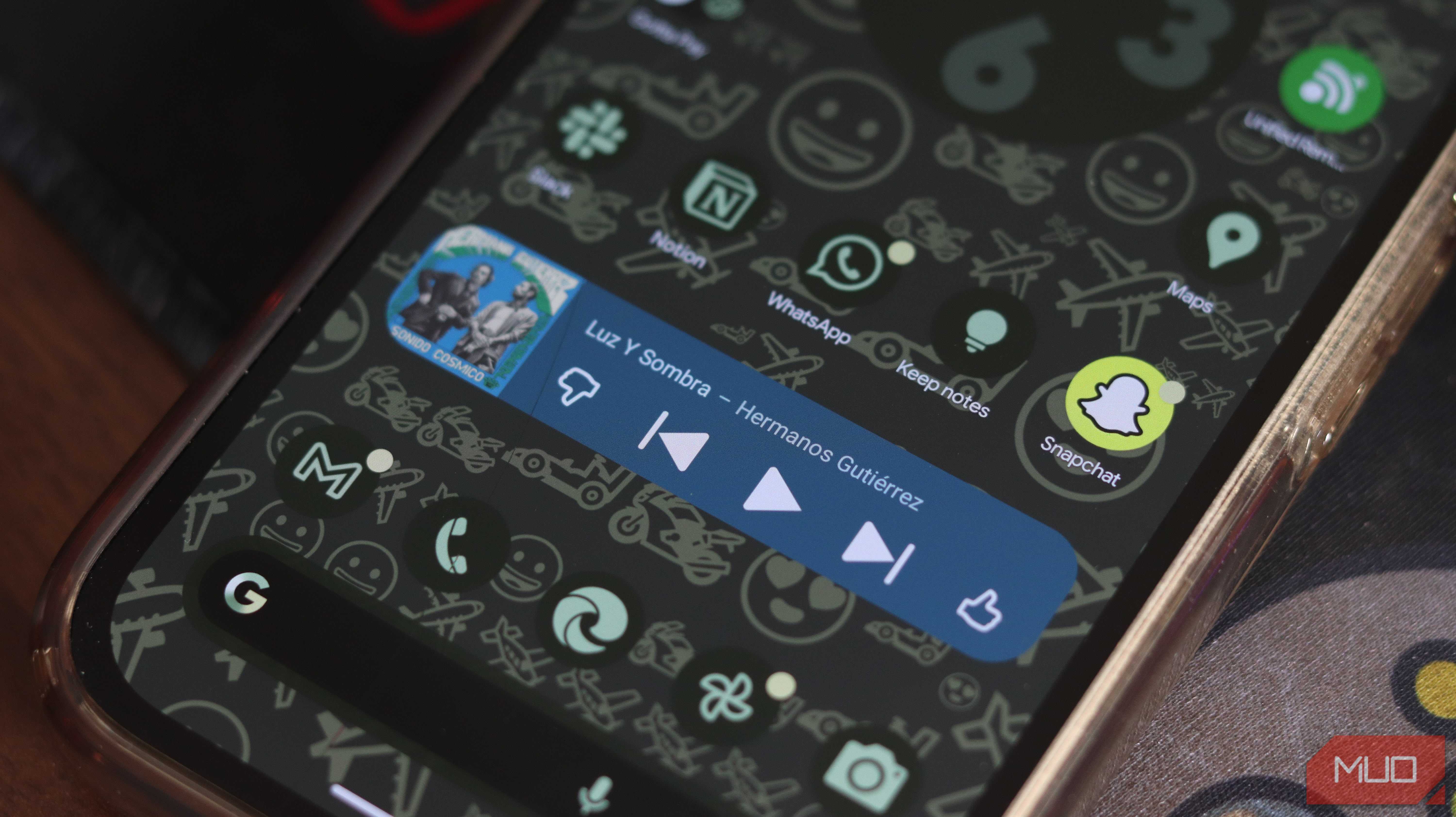 ویجت یوتیوب موزیک در حال پخش بر روی صفحه اصلی.