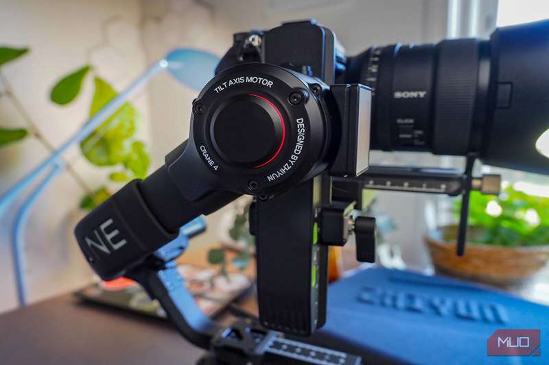 نور شاخص تعادل محور Zhiyun Crane 4 نشان‌دهنده عدم تعادل