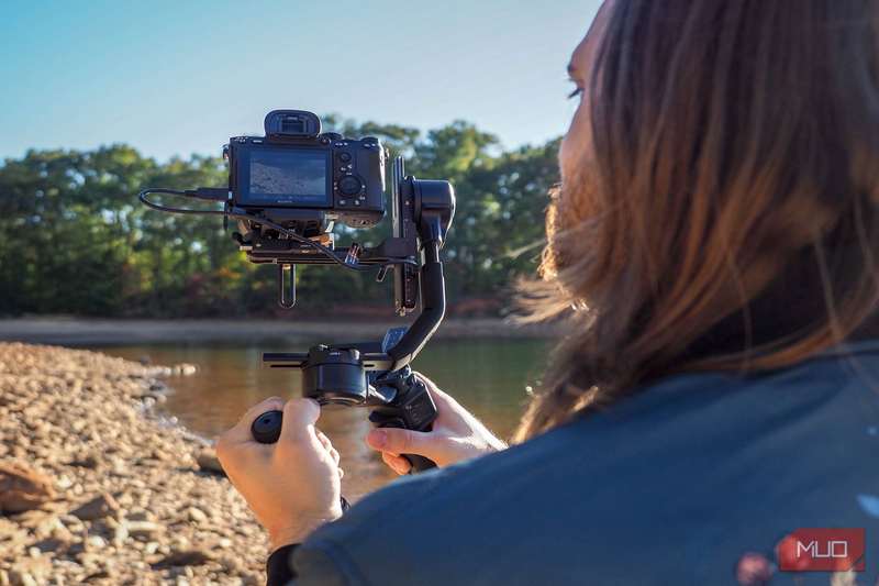 راه رفتن در ساحل سنگی با Zhiyun Crane 4