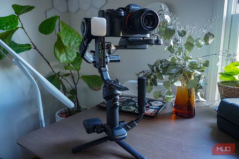 لنز کوچک Sony بر روی Zhiyun Crane 4 نصب شده