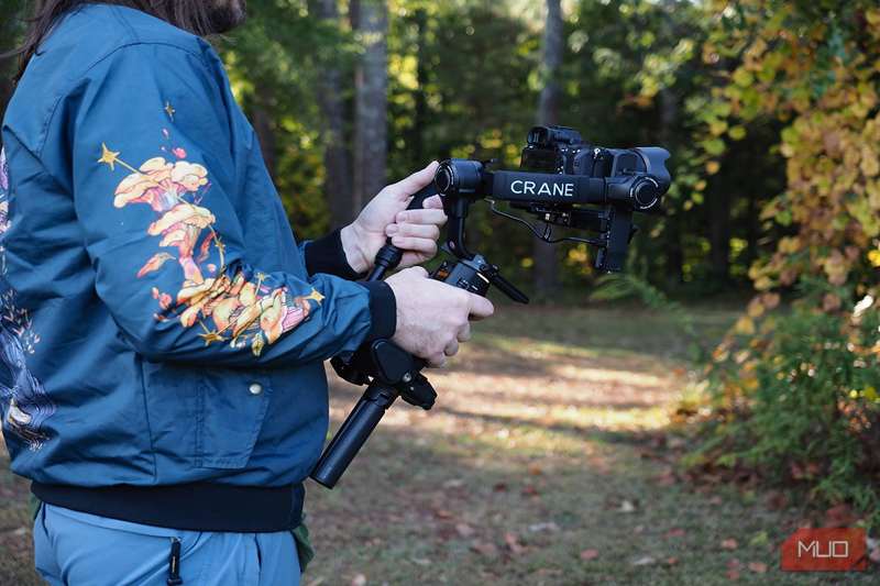 راه رفتن در جنگل با Zhiyun Crane 4