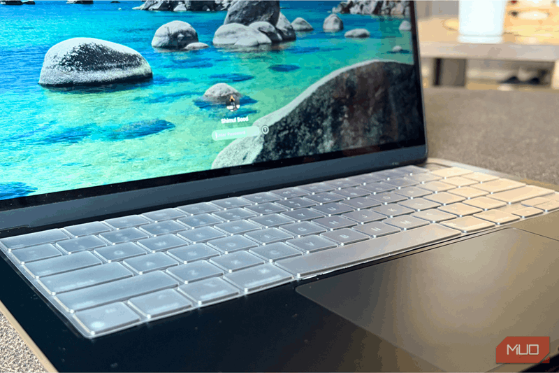 پوشش کیبورد به‌درستی روی کیبورد مک‌بوک قرار گرفته است