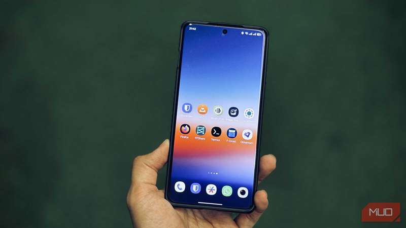 صفحه اصلی در یک گوشی OnePlus با برنامه‌های منبع باز اندروید