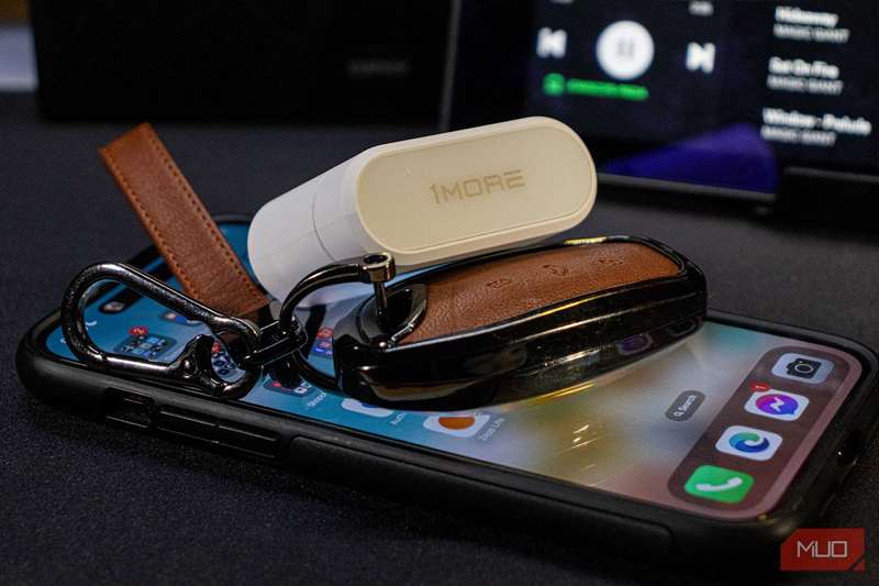 پستون‌بادز Pro Q30 بر روی آیفون ۱۴ پرو مکس و کلیدهای خودرو به‌عنوان مرجع اندازه