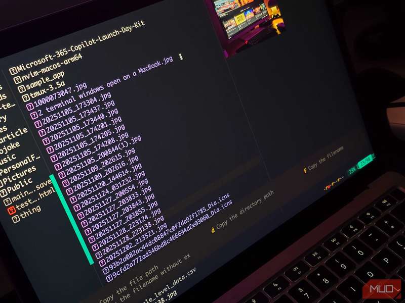 یازی باز بر روی یک مک‌بوک ایر