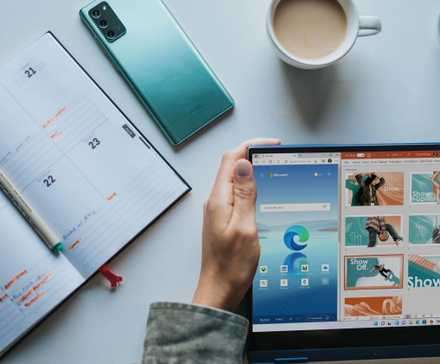 کاربری که برنامه‌ای را در دستگاه لمسی ویندوز می‌بندد