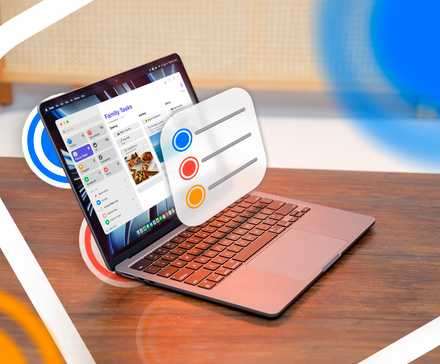 یک مک‌بوک با برنامه Reminders باز و لوگوی آن بالای کیبورد