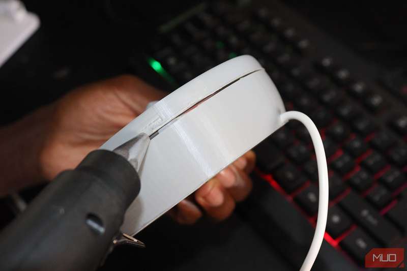 استفاده از چسب‌اسپرس برای اعمال چسب به سمت‌های یک فن کامپیوتر