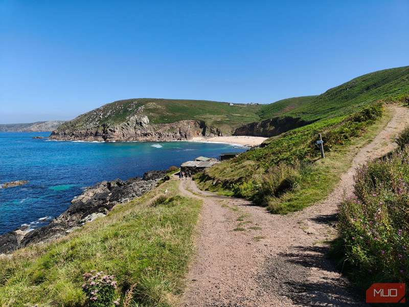 ساحل‌ها و صخره‌ها در یک روز تابستانی