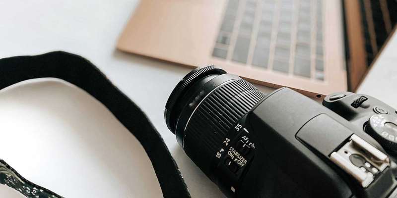 عکس دوربین و لپ‌تاپ