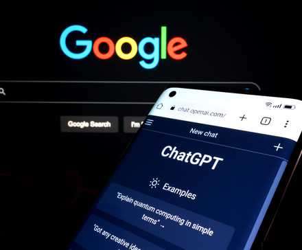 چت‌جی‌پی‌تی روی صفحه‌نمایش گوشی هوشمند با جستجوی گوگل در پس‌زمینه
