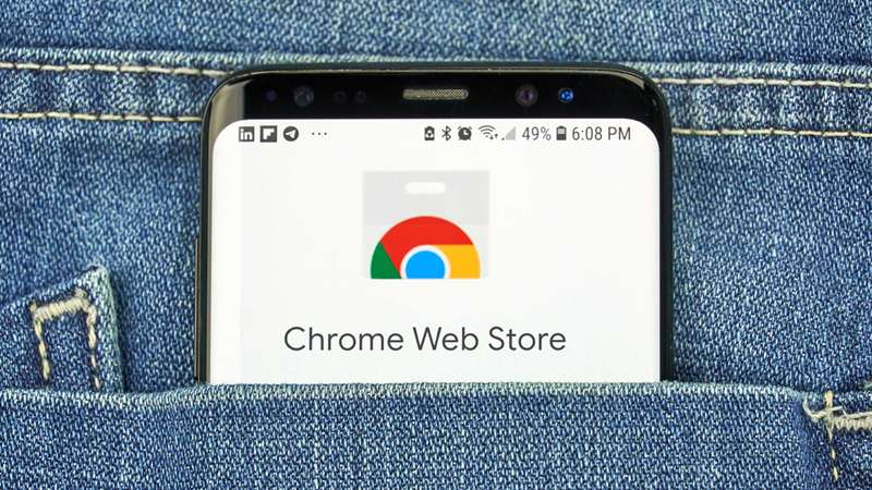 آرم فروشگاه وب Chrome روی گوشی در جیب پشت شلوار جین
