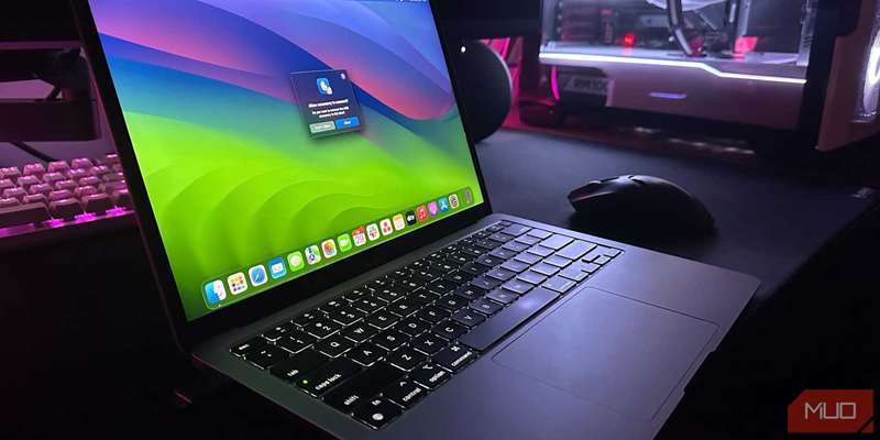 اتصال یک موس شخص ثالث به مک‌بوک ایر روی میز