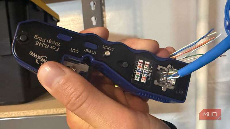 سخت کردن کابل اترنت با ابزار سفت‌کن در دست