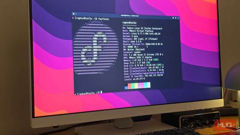 Fedora Silverblue در حال اجرا بر روی یک کامپیوتر با Fastfetch باز در ترمینال