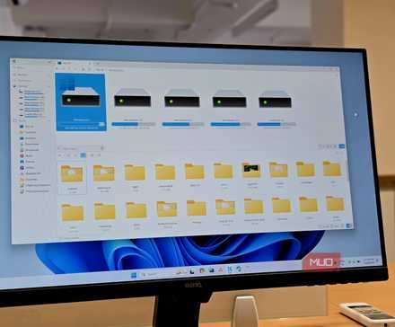 File Pilot File Explorer باز بر روی مانیتور BENQ با ویندوز 11