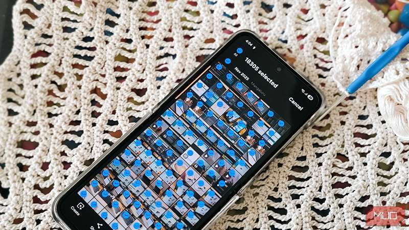 برنامه گالری باز با تمام عکس‌های انتخاب‌شده بر روی Samsung Galaxy Z Flip 6