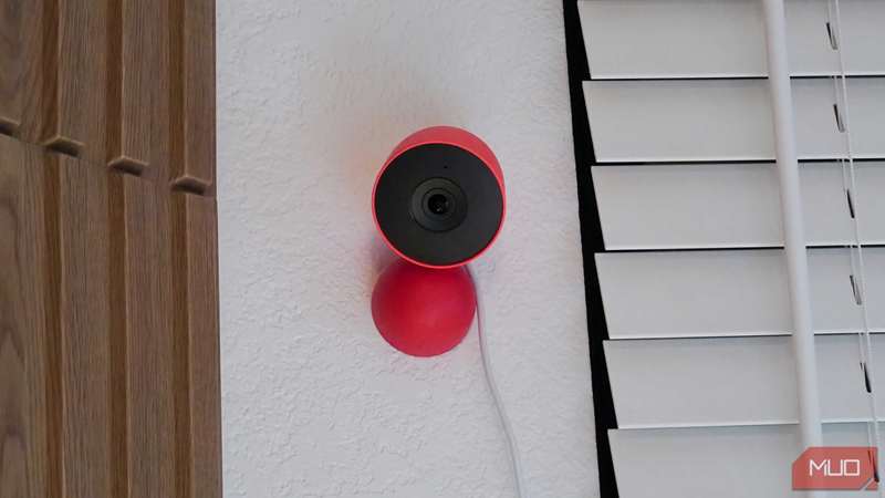 دوربین Google Nest Cam Indoor نسل ۳ نصب‌شده بر روی دیوار