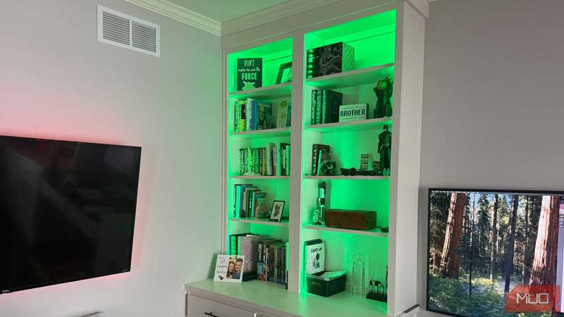 نوارهای روشنایی گوفی روی قفسه دفتر به رنگ سبز