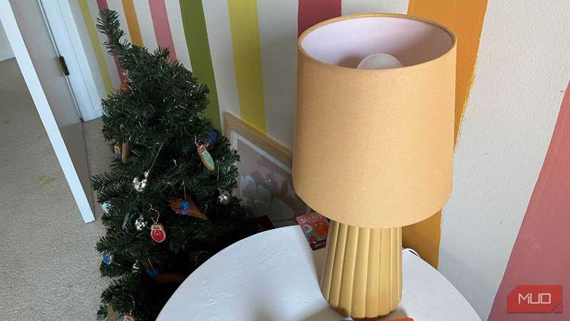 لامپ هوشمند WiZ در یک چراغ در اتاق خواب