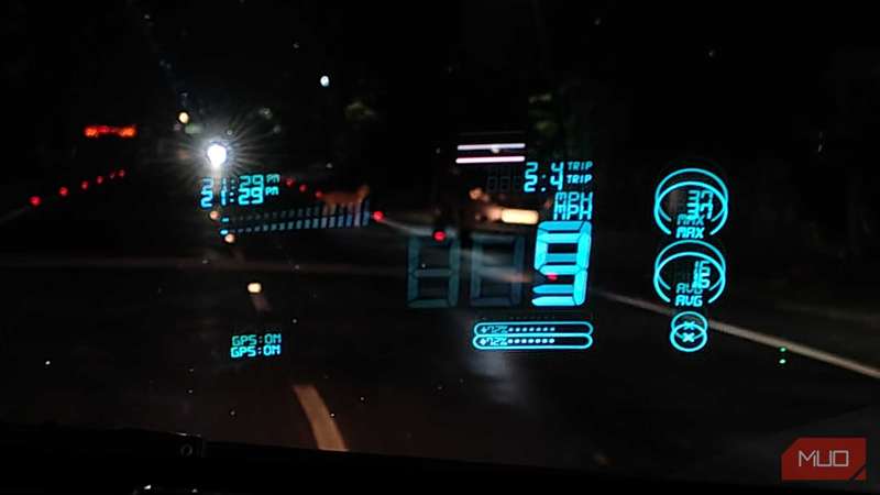 برنامه HUD سرعت‌سنج که سرعت خودرو را در حالت HUD روی شیشه‌به‌سر نشان می‌دهد.