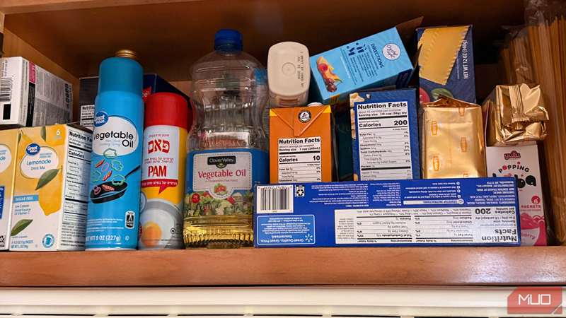 یک کابینت آشپزخانه پر از اقلام خوراکی.