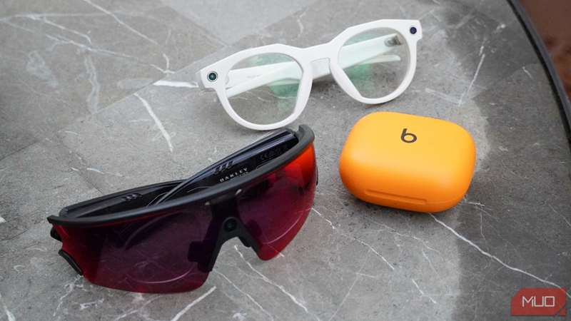 مجموعه‌ای از عینک‌های هوشمند Meta کنار کیس Powerbeats Pro 2