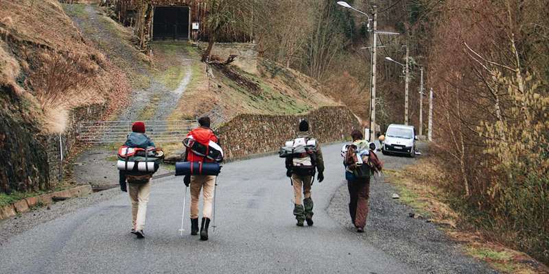 افراد در وسط جاده قدم می‌زنند
