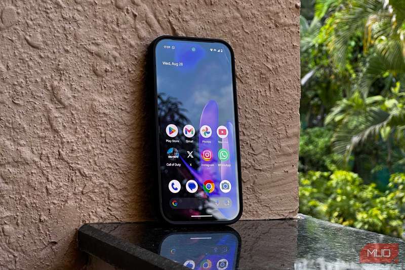 گوشی Google Pixel 9 روی دیوار قرار گرفته و نمایشگر خود را نشان می‌دهد