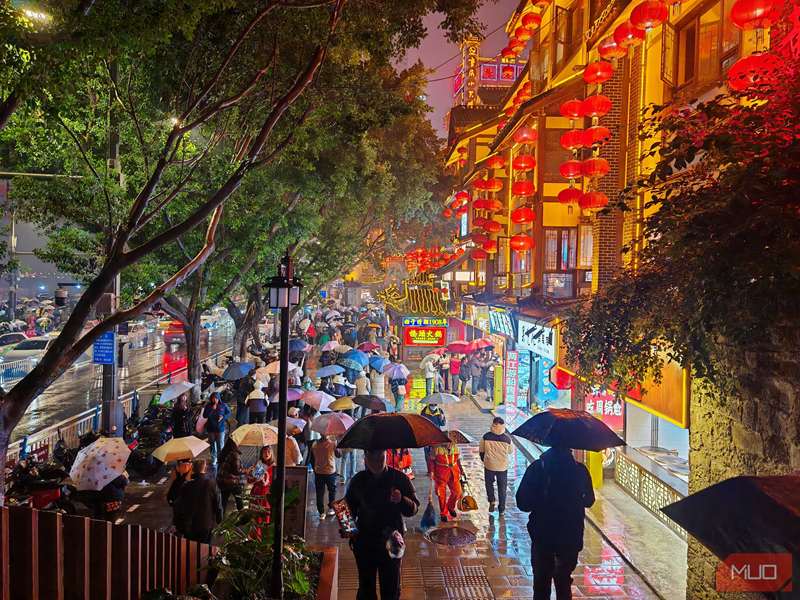 شب بارانی در یک شهر آسیایی