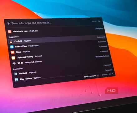 راه‌انداز Raycast باز روی یک لپ‌تاپ HP با پس‌زمینه دسکتاپ macOS، تصویر نزدیک
