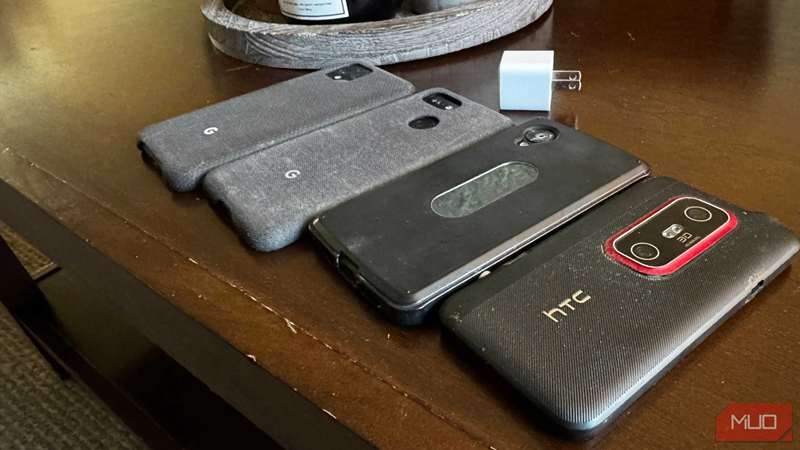 چندین گوشی اندروید روی یک میز