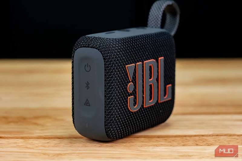 دکمه‌های جانبی روی JBL Go 4 با دکمه روشن