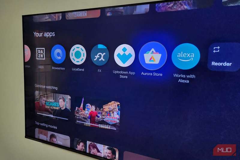تلویزیون TCL Google TV روی دیوار که برنامه‌ها را در صفحهٔ اصلی نمایش می‌دهد