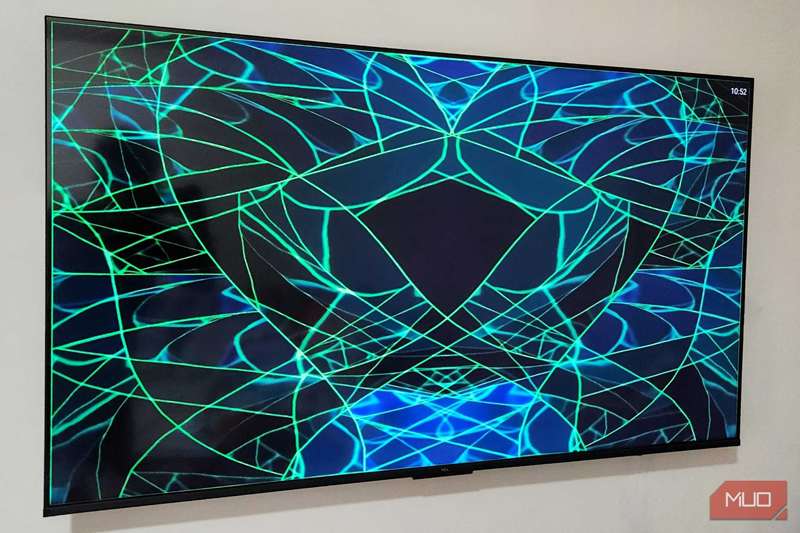 تلویزیون بر روی دیوار که visualizer موسیقی را نشان می‌دهد