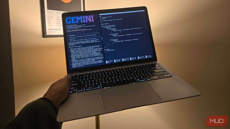 دو پنجره ترمینال باز بر روی یک مک‌بوک