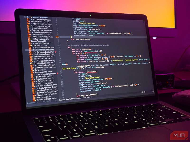 نیوویم باز بر روی یک مک‌بوک که یک فایل سوئیفت را ویرایش می‌کند