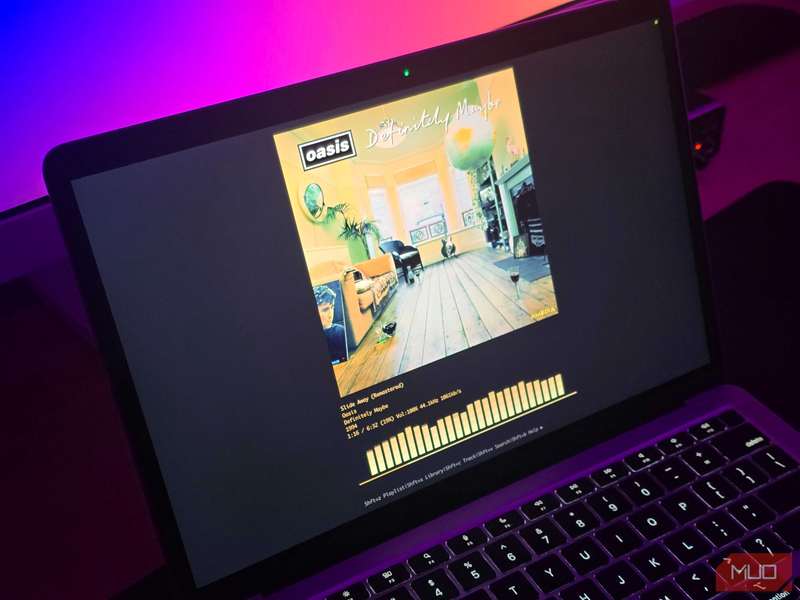 Kew که یک آهنگ اویسیس را اجرا می‌کند