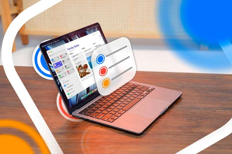 یک مک‌بوک با برنامه Reminders باز و لوگو بالای صفحه‌کلید