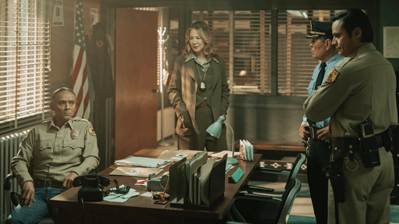 شخصیت‌های Dark Winds در یک دفتر