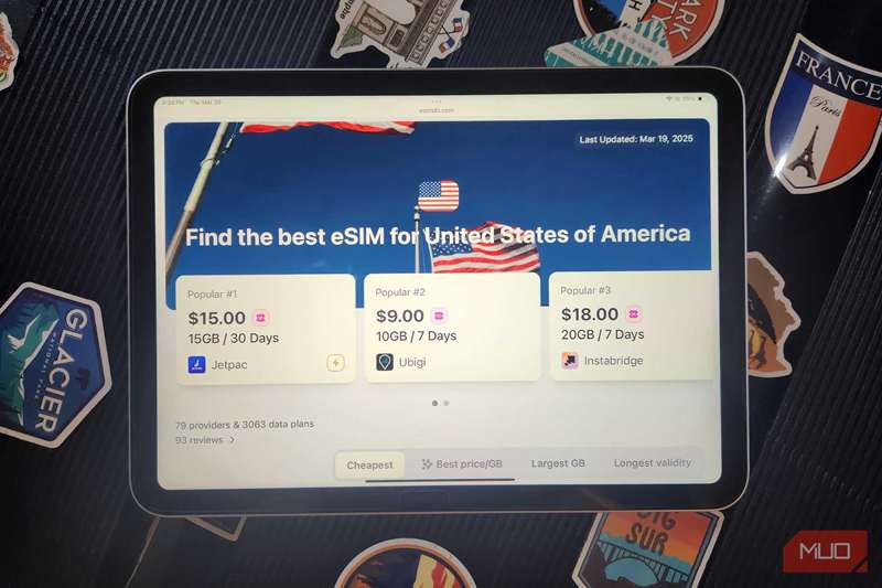 وب‌سایت eSIM روی iPad همراه با چمدان.