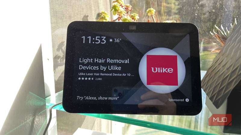 یک Amazon Echo Show 8 روی قفسه