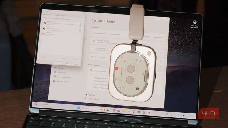 هدفون Nothing Headphone 1 روی یک لپ‌تاپ ویندوز